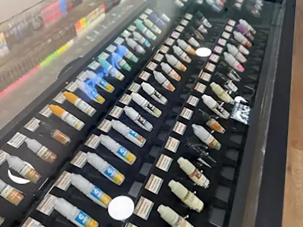 Vitrine e-liquides HappeSmoke Arles